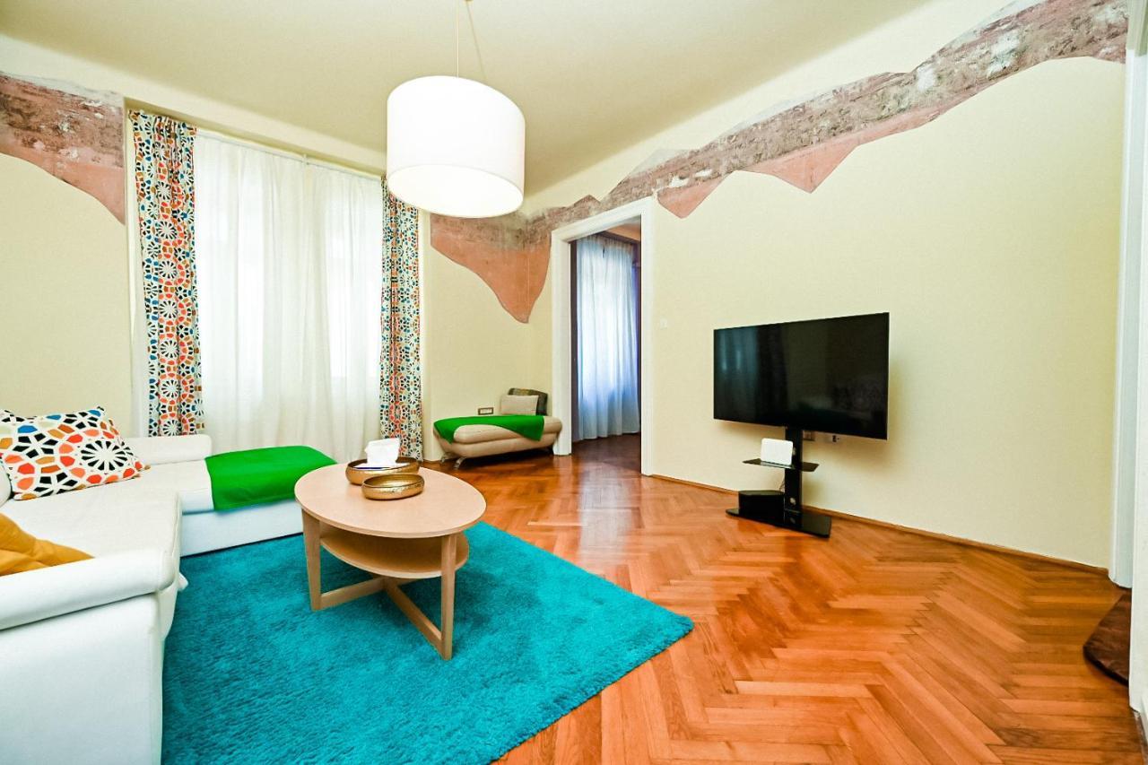'2R' City Center Holidays And Workstays Rijeka Bagian luar foto